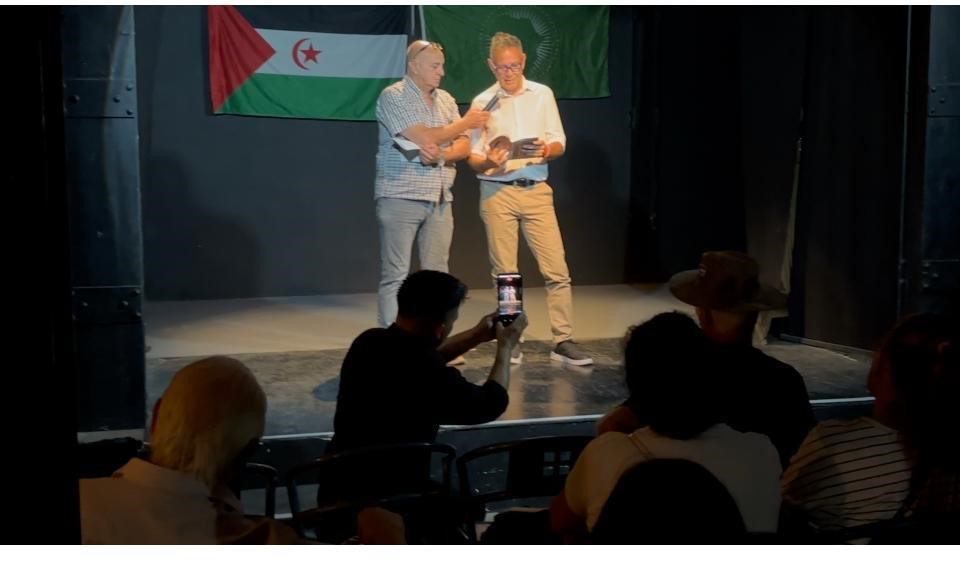 Roberto Duarte secretario de la SADE leyendo un relato saharaui