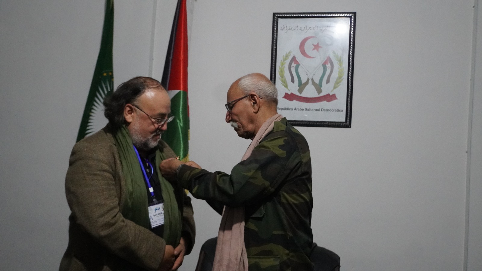 El Presidente de la República y Secretario General del Frente POLISARIO Sr. Brahim Gali otorga la Orden de la República al señor Esteban Silva Cuadra