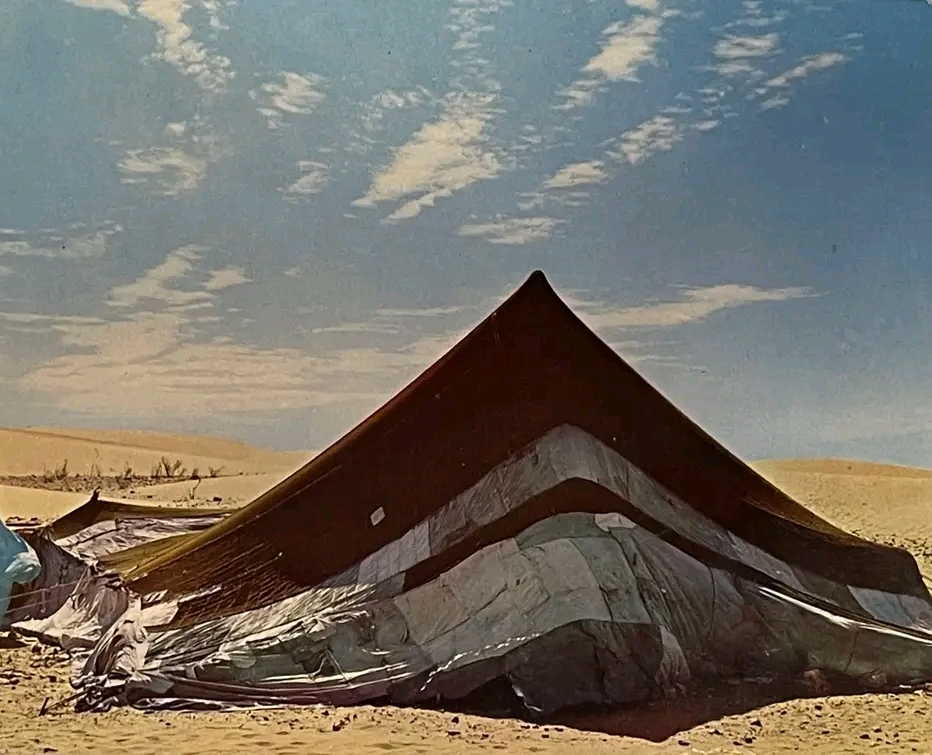 montando la primera jaima para acto  fundacional de la RASD