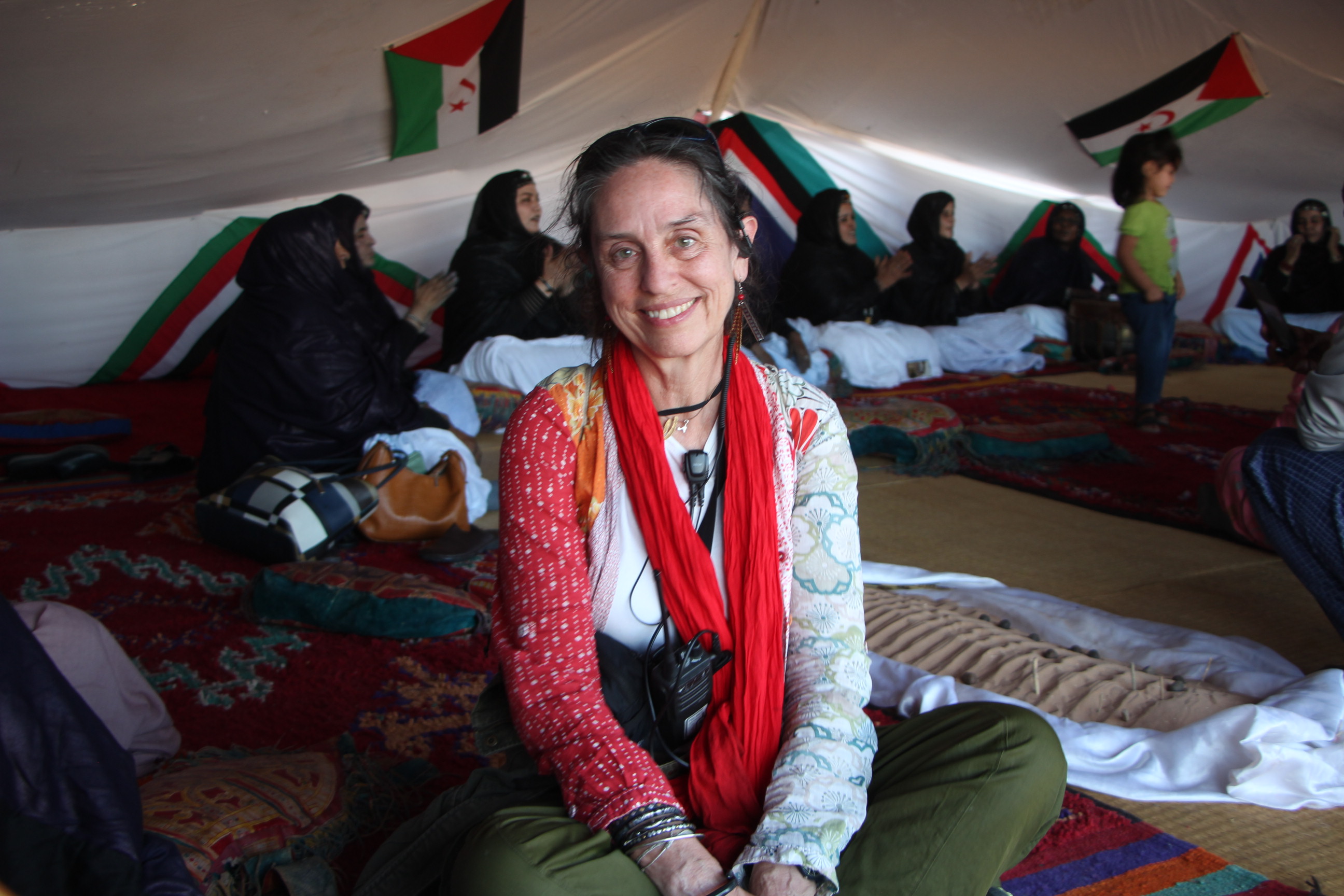Marìa Carriòn sentada en  una jaima tradiconal saharaui durante lass actividades del Festival