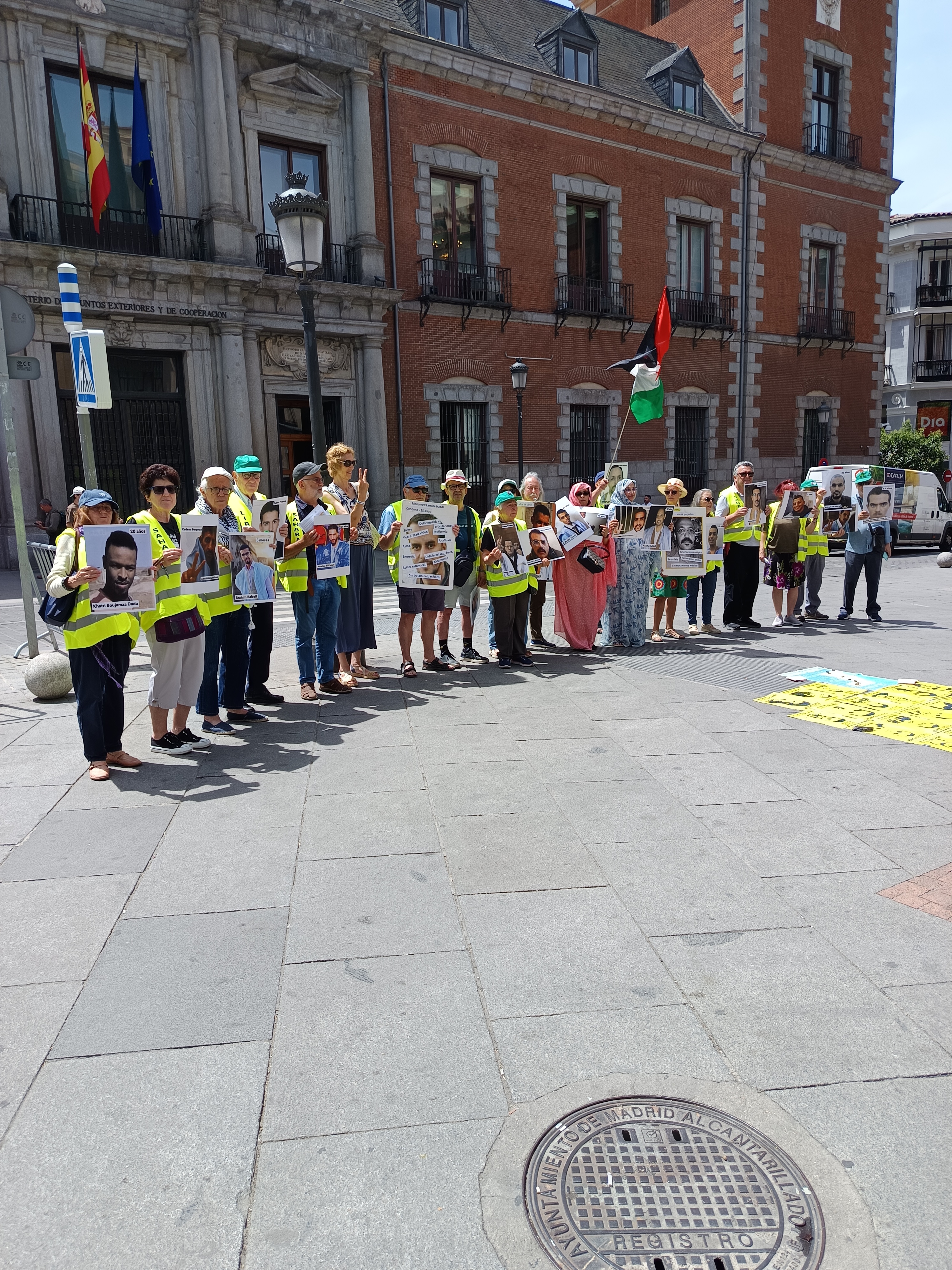 El MPPS con Aminetu Haidar se concentra ante la sede del Ministerio de Asuntos Exteriores de España