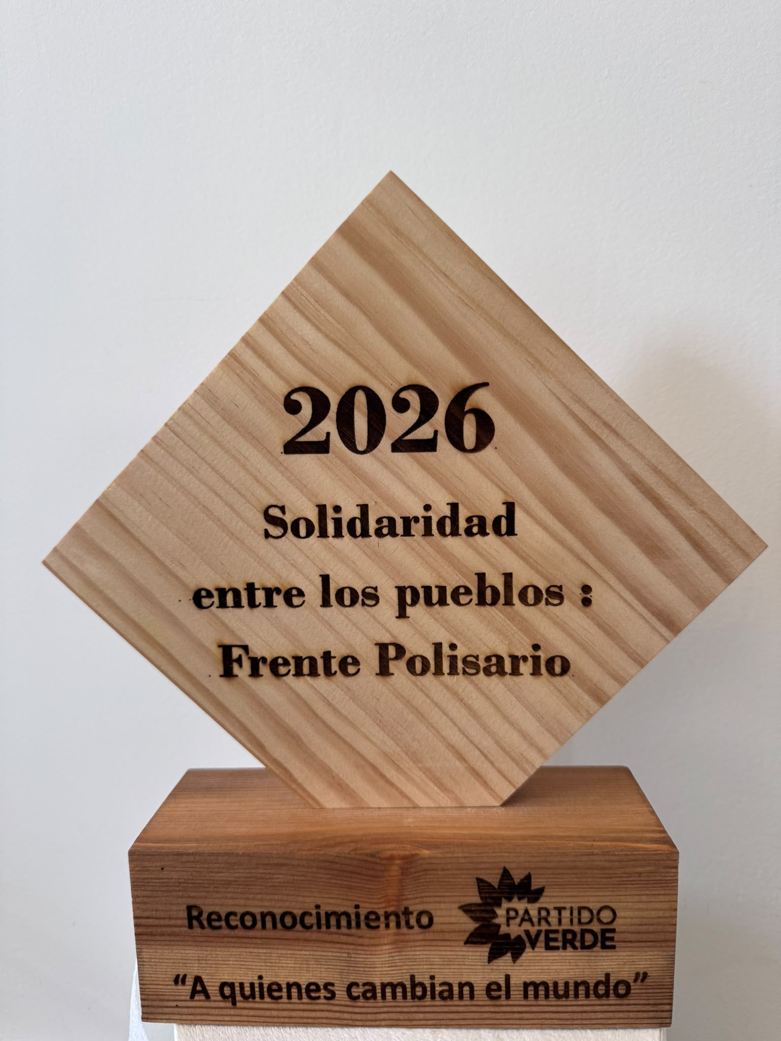 Partido Verde otorga al Frente Polisario el reconocimiento “A quienes cambian el mundo” en el acto central de su XV aniversario Partido Verde otorga al Frente Polisario el reconocimiento “A quienes cambian el mundo” en el acto central de su XV aniversario