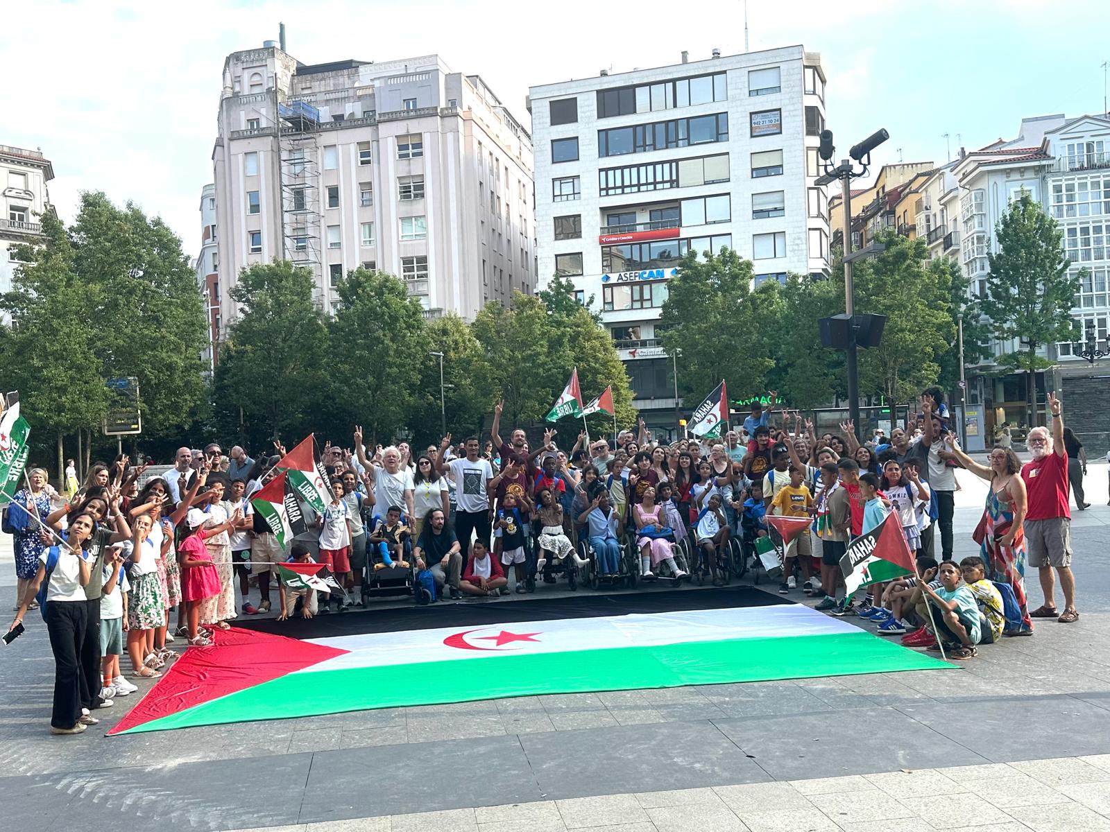 Concentración en Santander en solidaridad con el pueblo saharaui y los niños de ‘Vacaciones en Paz’
