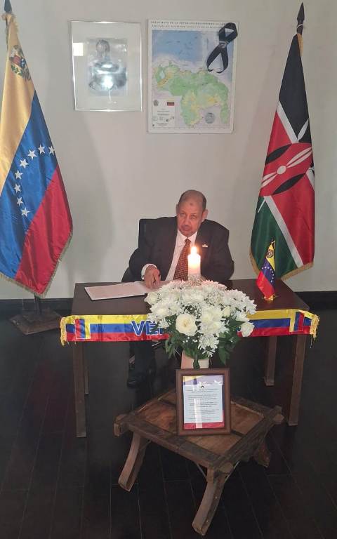 El embajador saharaui en Kenia firma el libro de condolencias en la Embajada de la hermana República Bolivariana de Venezuela