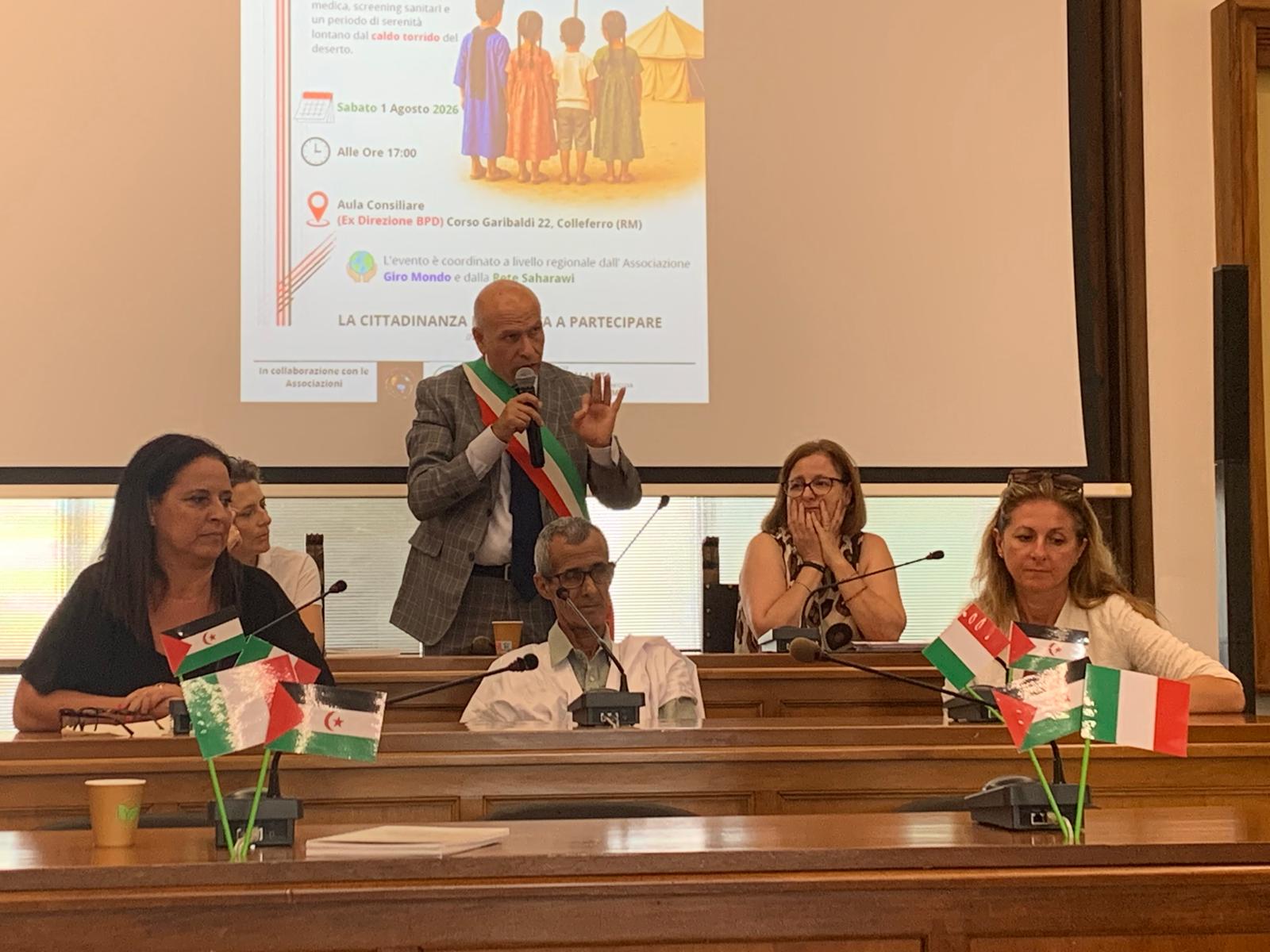 alcalde de Colleferro, Giulio Calamita durante una recepcion institucional a los menores saharauis alcalde de Colleferro, Giulio Calamita