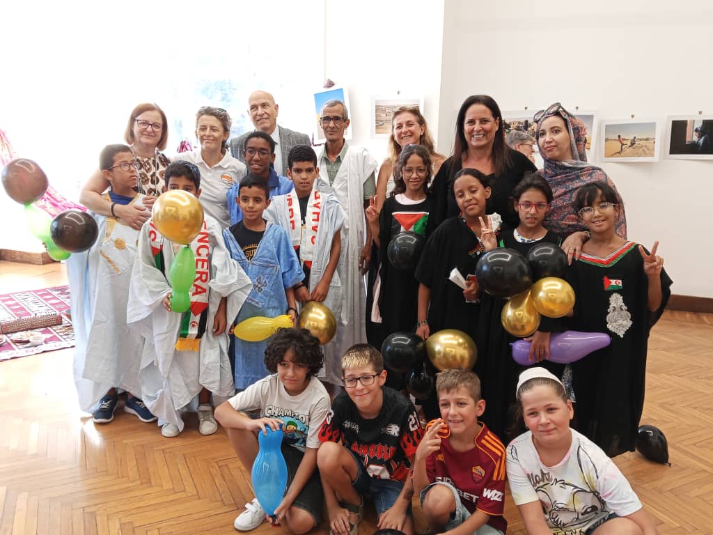 alcalde de Colleferro, Giulio Calamita con un grupo de menores saharauis Grupo de pequeños embajadores de la paz