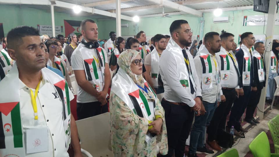العيون