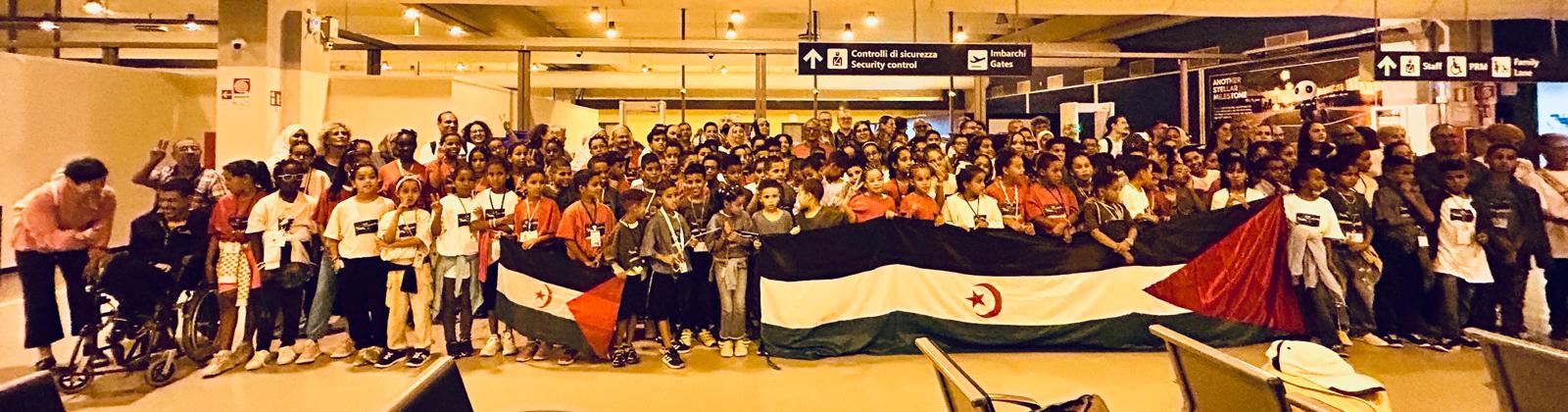Niños saharauis en el Aeropuerto Internacional Leonardo da Vinci de Roma-Fiumicino