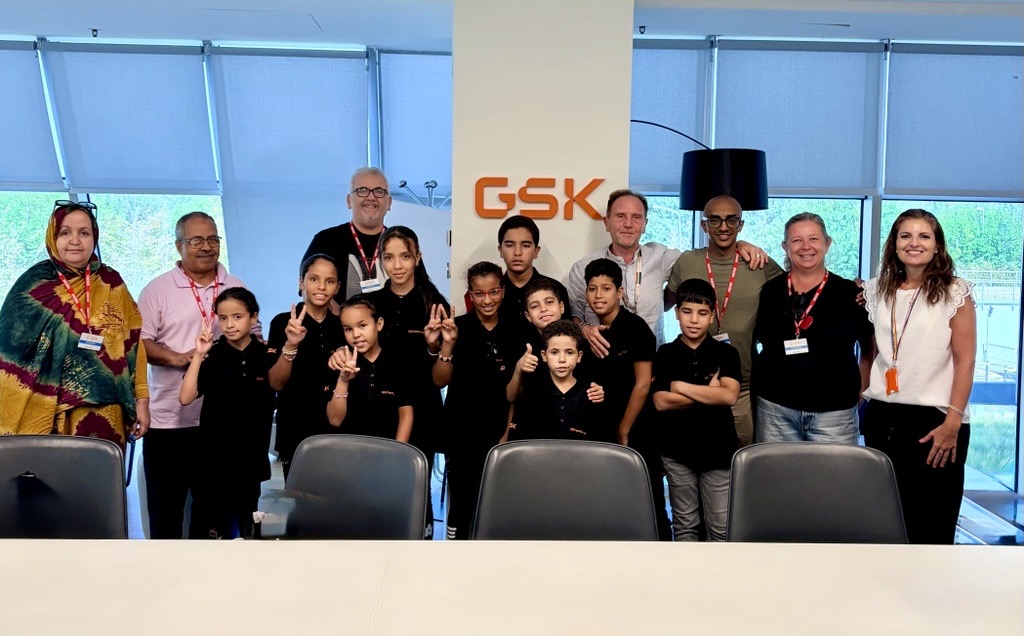 Pequeños Embajadores Saharauis de la Paz visitan la planta de GSK en Parma en Italia