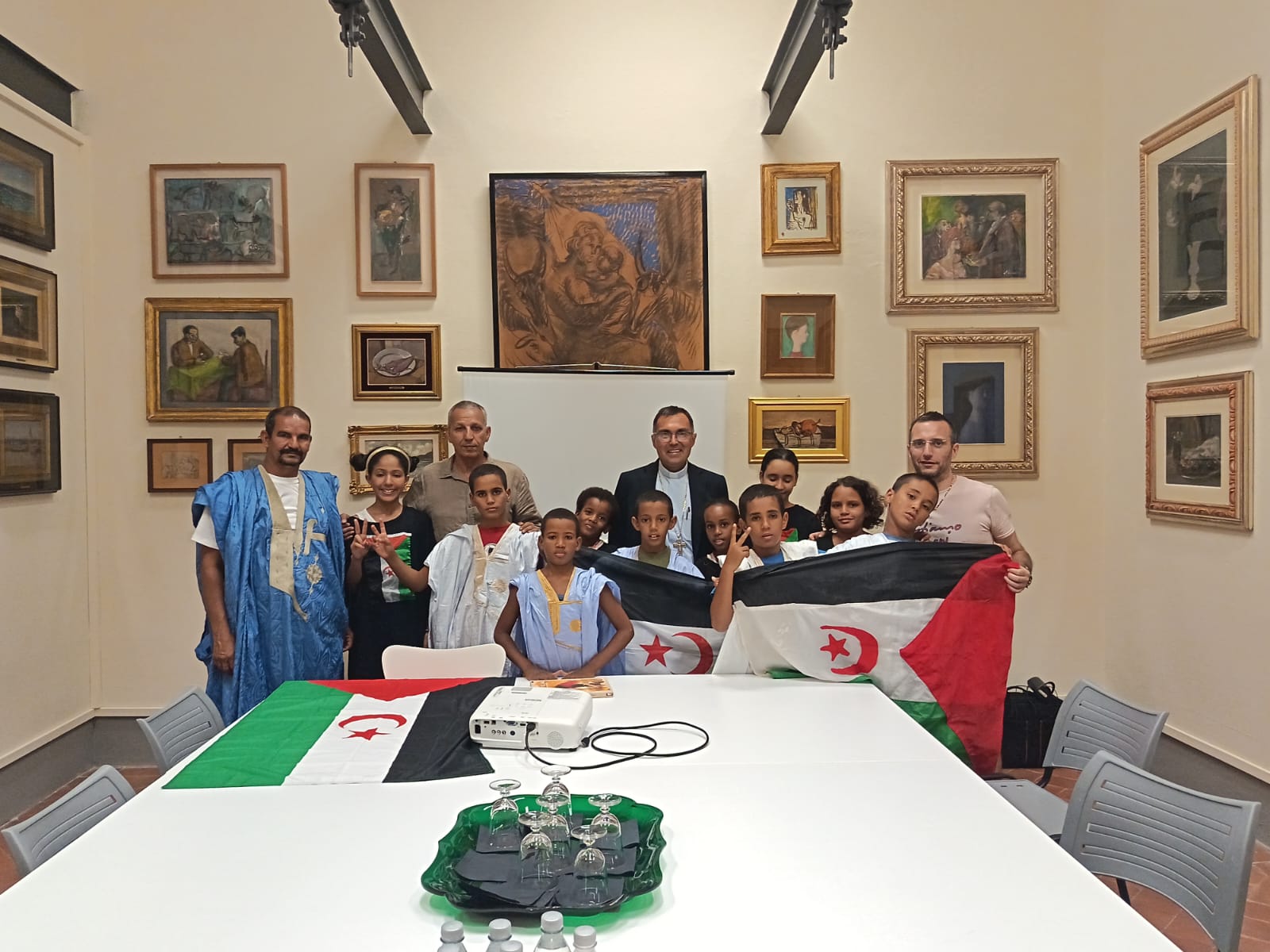 Mons. Gherardo Gambelli, arzobispo de la Diócesis de Florencia recibe   un grupo de menores saharauis