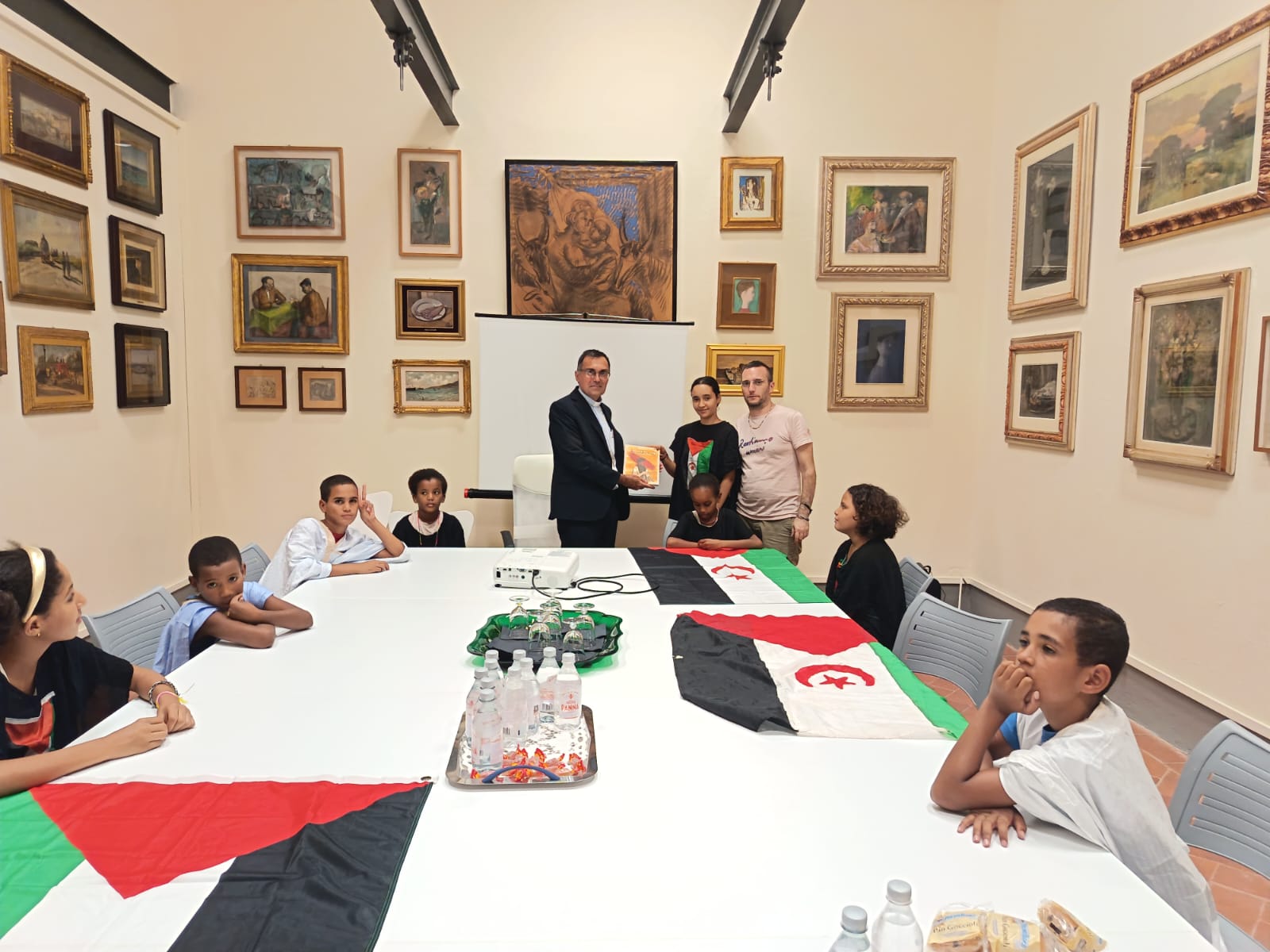 Florencia recibe a los Pequeños Embajadores de Paz saharauis en un encuentro con el arzobispo Gambelli Florencia recibe a los Pequeños Embajadores de Paz saharauis en un encuentro con el arzobispo Gambelli