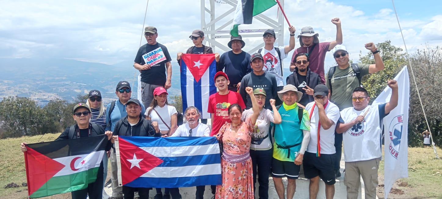 Solidarios con Cuba y el Sáhara Occidental ascienden a volcán Ilaló