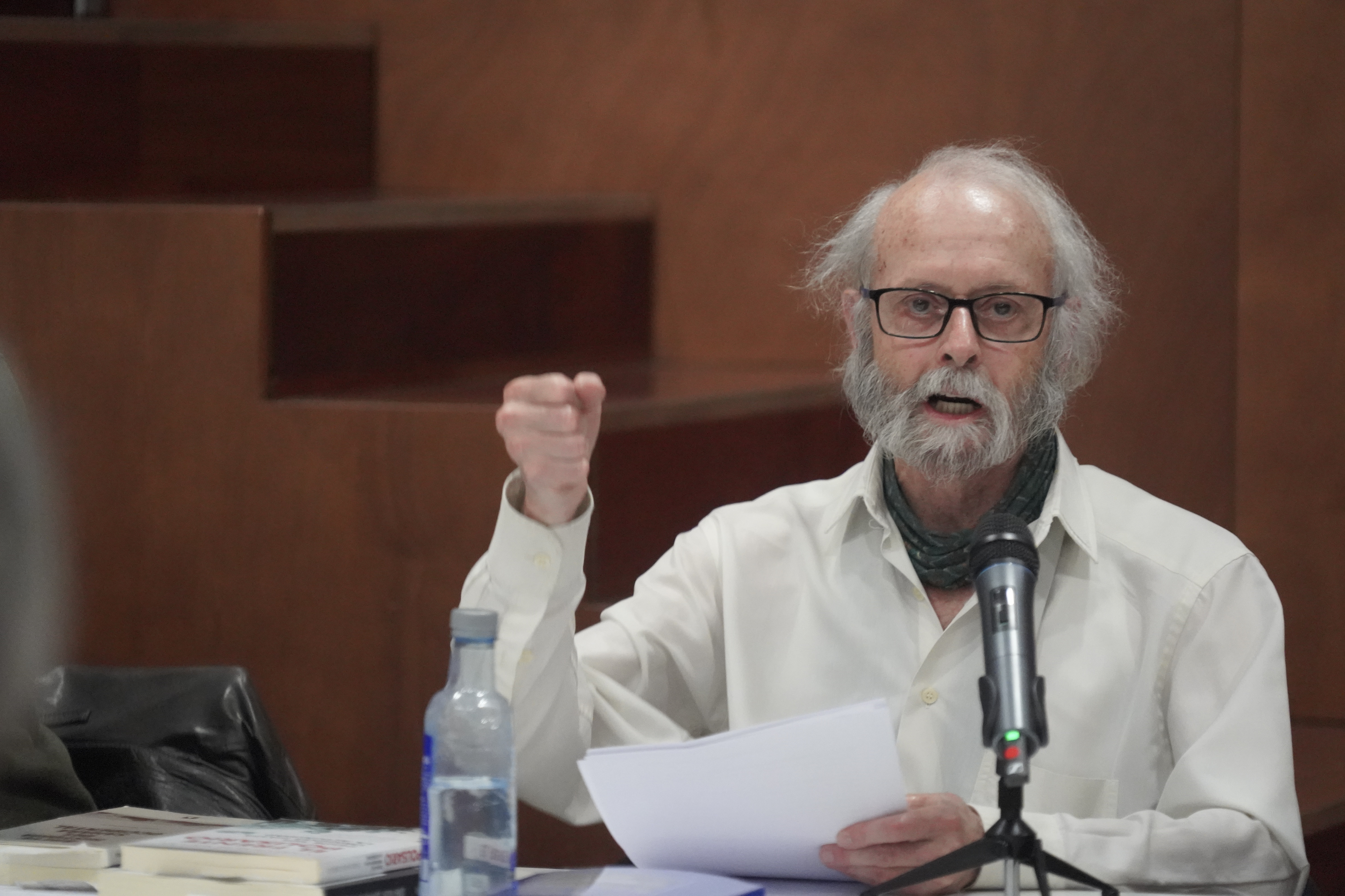 La Biblioteca Pública Municipal "Iván de Vargas" de Madrid fue el escenario de la presentación del libro “En defensa de la causa saharaui, escrito por Luis Portillo Pasqual del Riquelme. El acto, celebrado en el marco de agenda de actos de apoyo la lucha saharaui, contó con la presencia del autor, el representante del Frente Polisario en España, Abdulah Arabi, y el profesor de la Universidad Complutense de Madrid (UCM), Isaías Barreñada. Durante la presentación, los ponentes destacaron la importancia de l