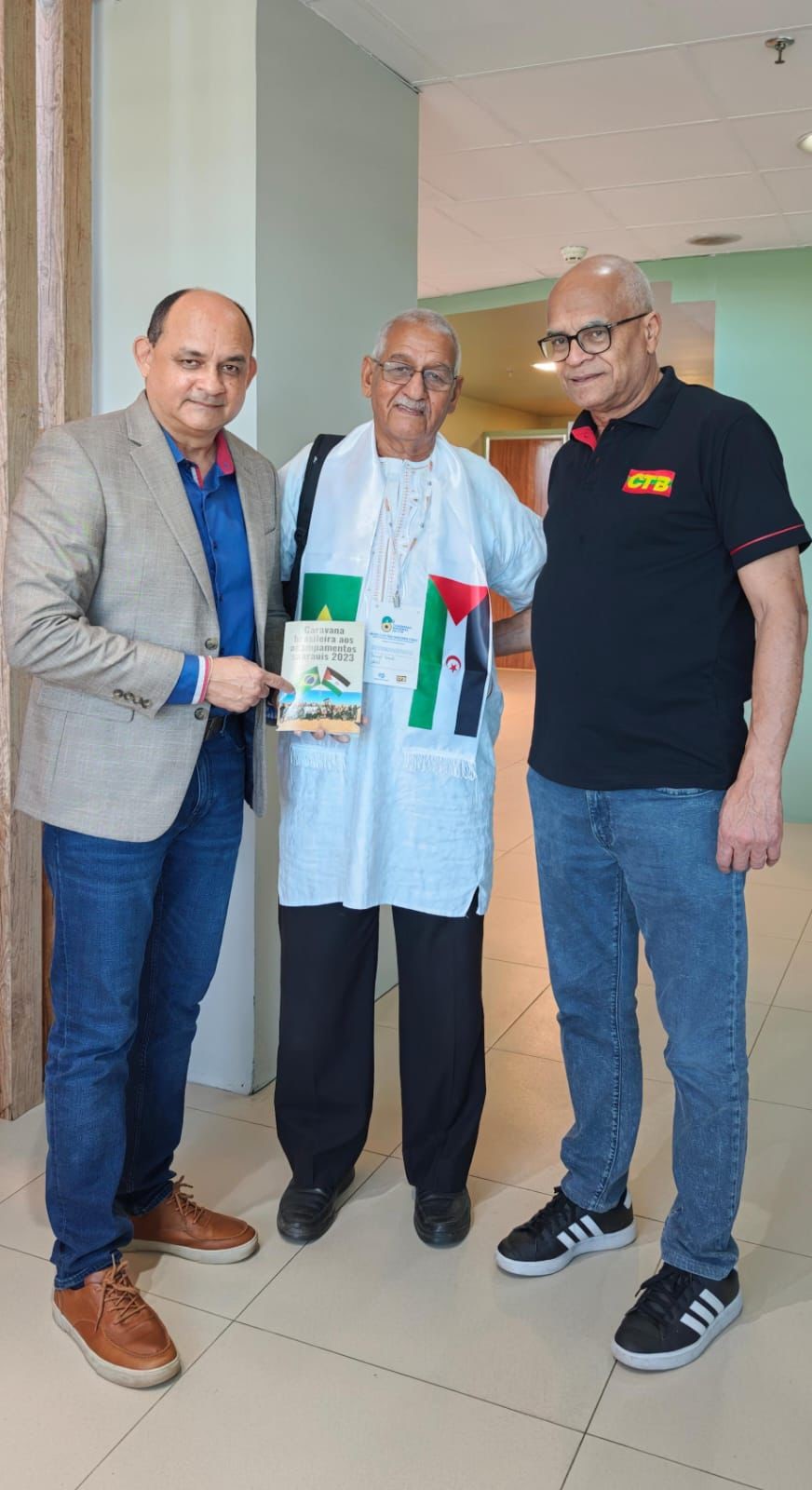 Representante de Frente POLISARIO conversa con delegados extranjeros y personalidades en el VI Congreso de la CTB