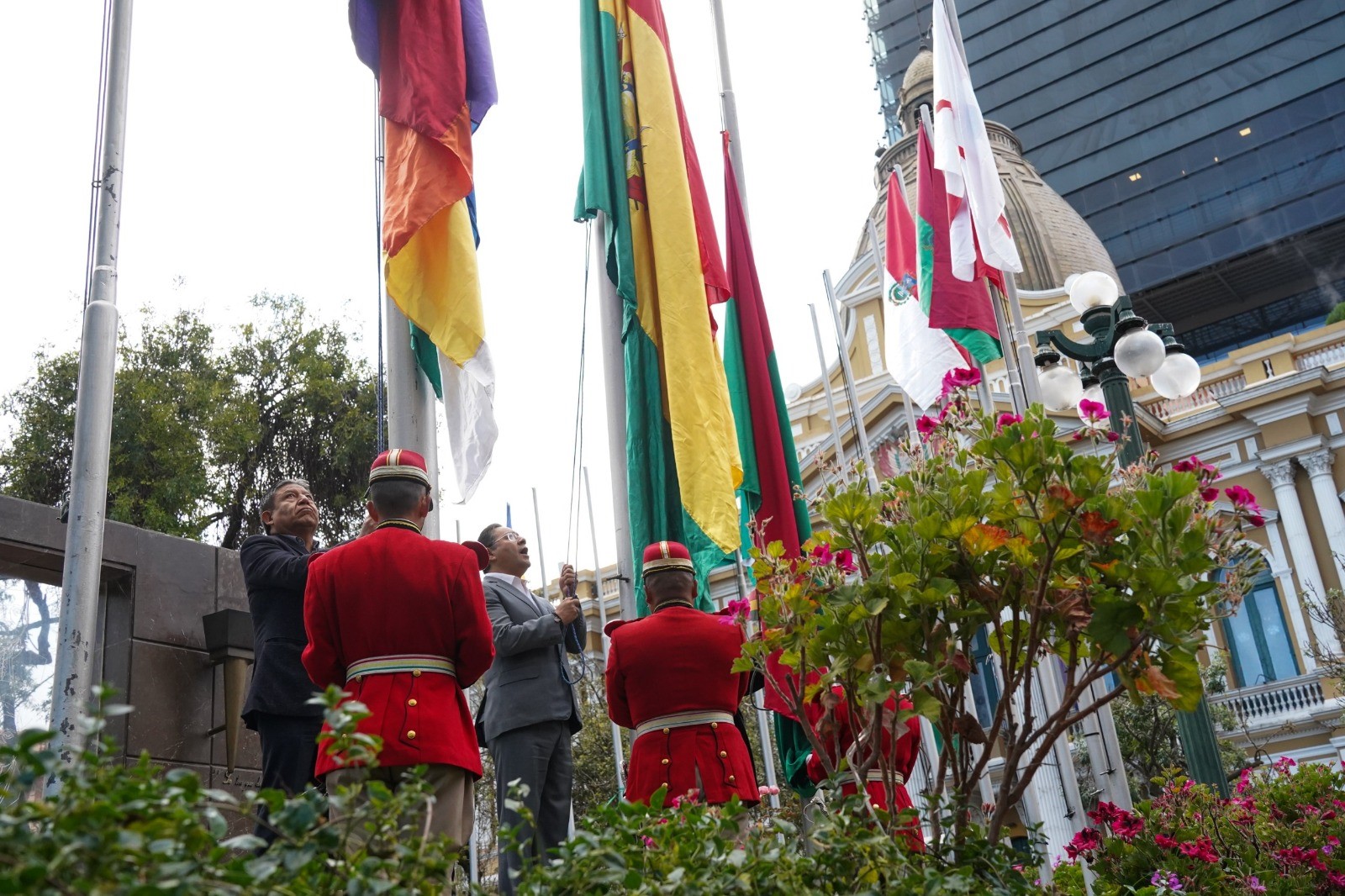 Iza de banderas en Bolivia