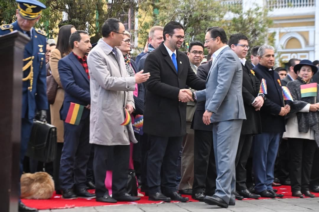 Iza de banderas en Bolivia