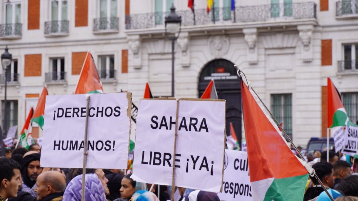 De feministas, socialistas, populares, terroristas y cínicos, con el Sáhara Occidental &#039;okupado&#039; al fondo